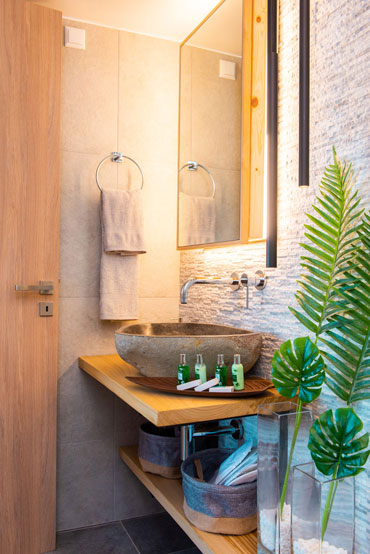 Sunset coast house Stone in Sifnos-modern bathroom