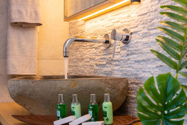 Sunset coast house Stone in Sifnos-modern bathroom