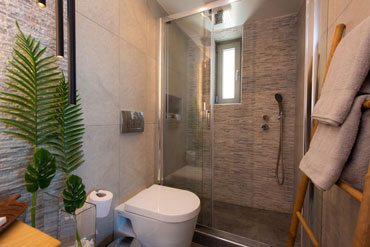 Modern bathroom of Sunset coast house Stone